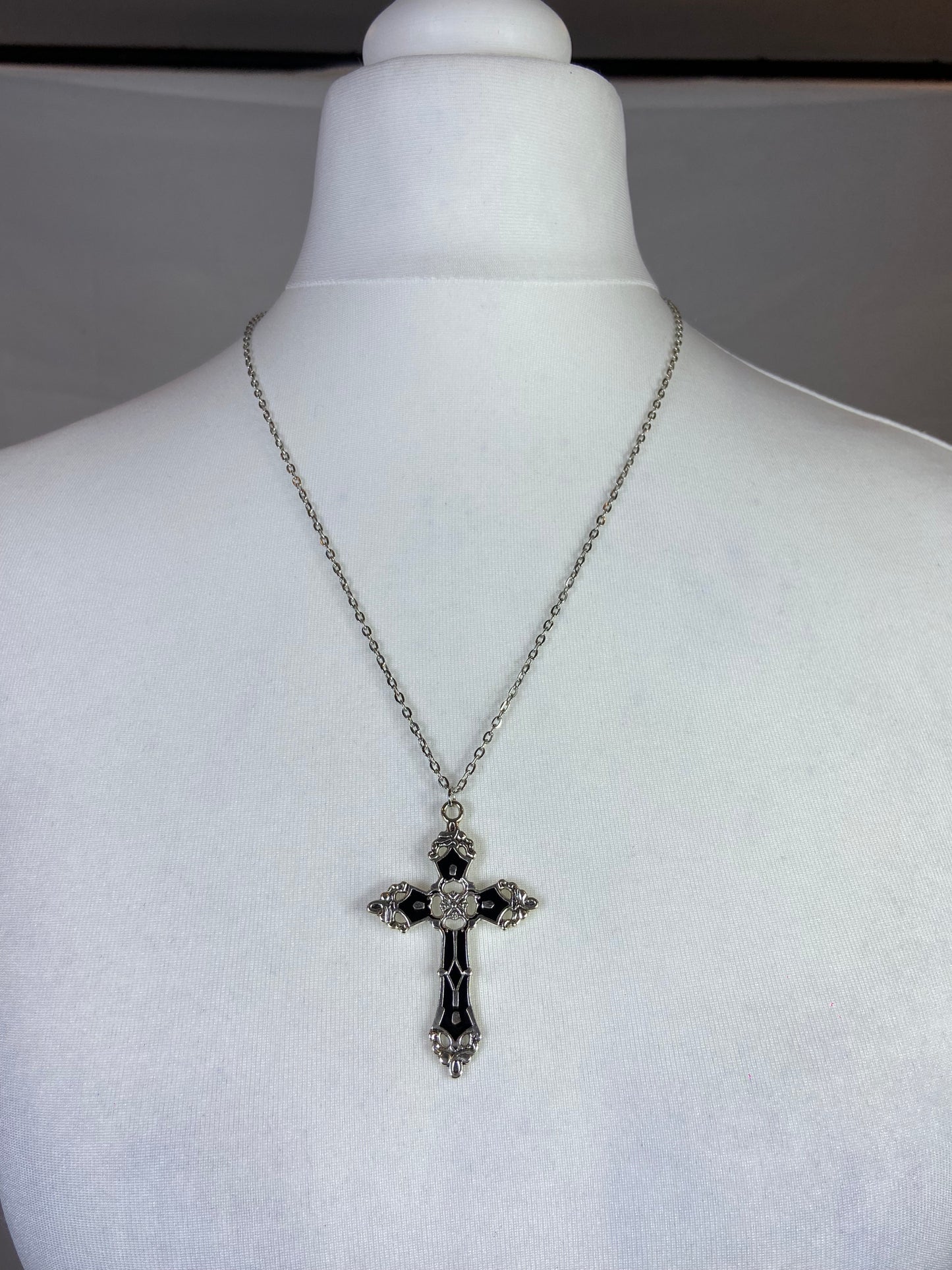 OZZ ON Contour Cross Necklace
