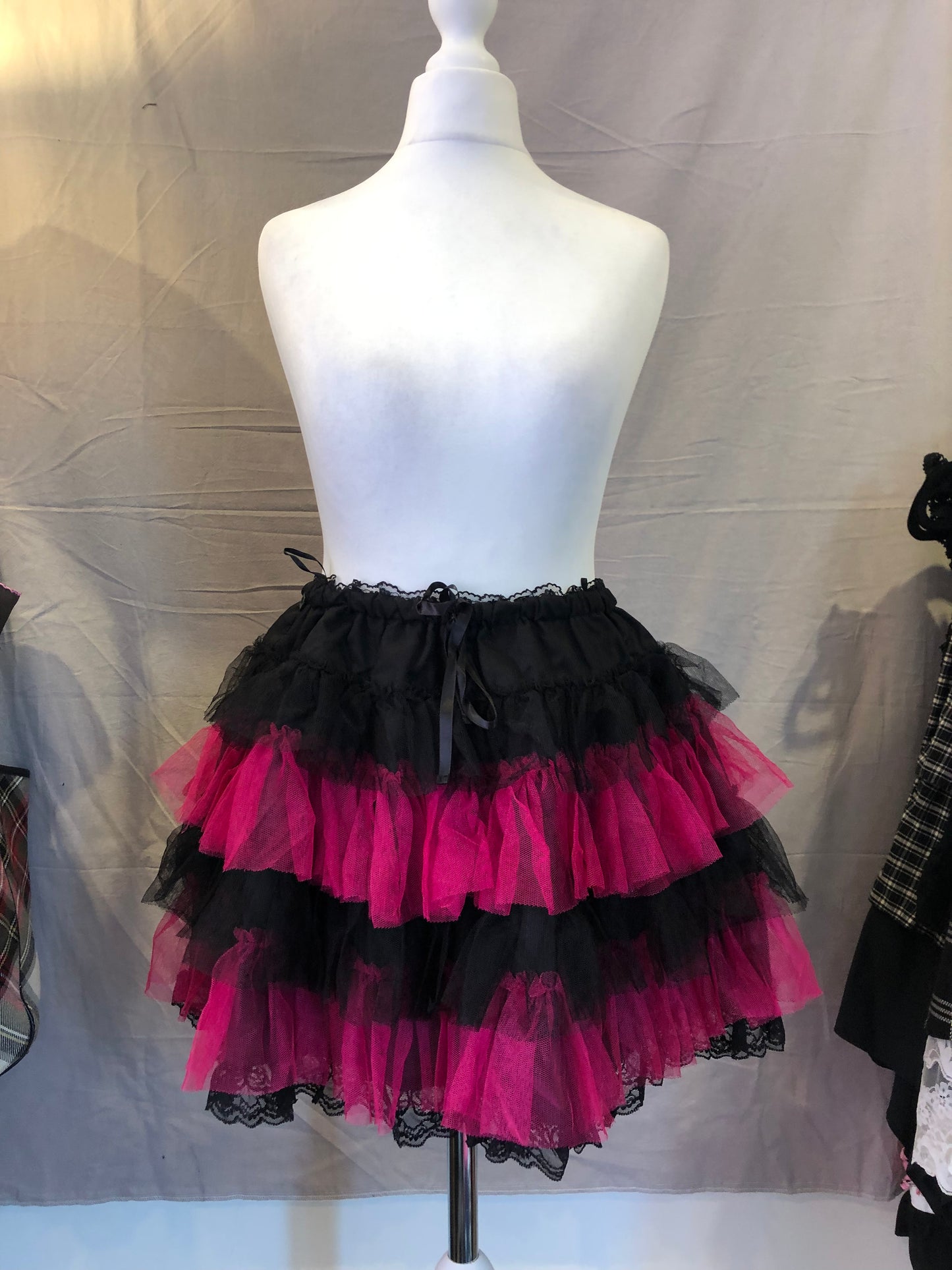 Algonquins Multi-Layers Mesh Black and Pink Skirt