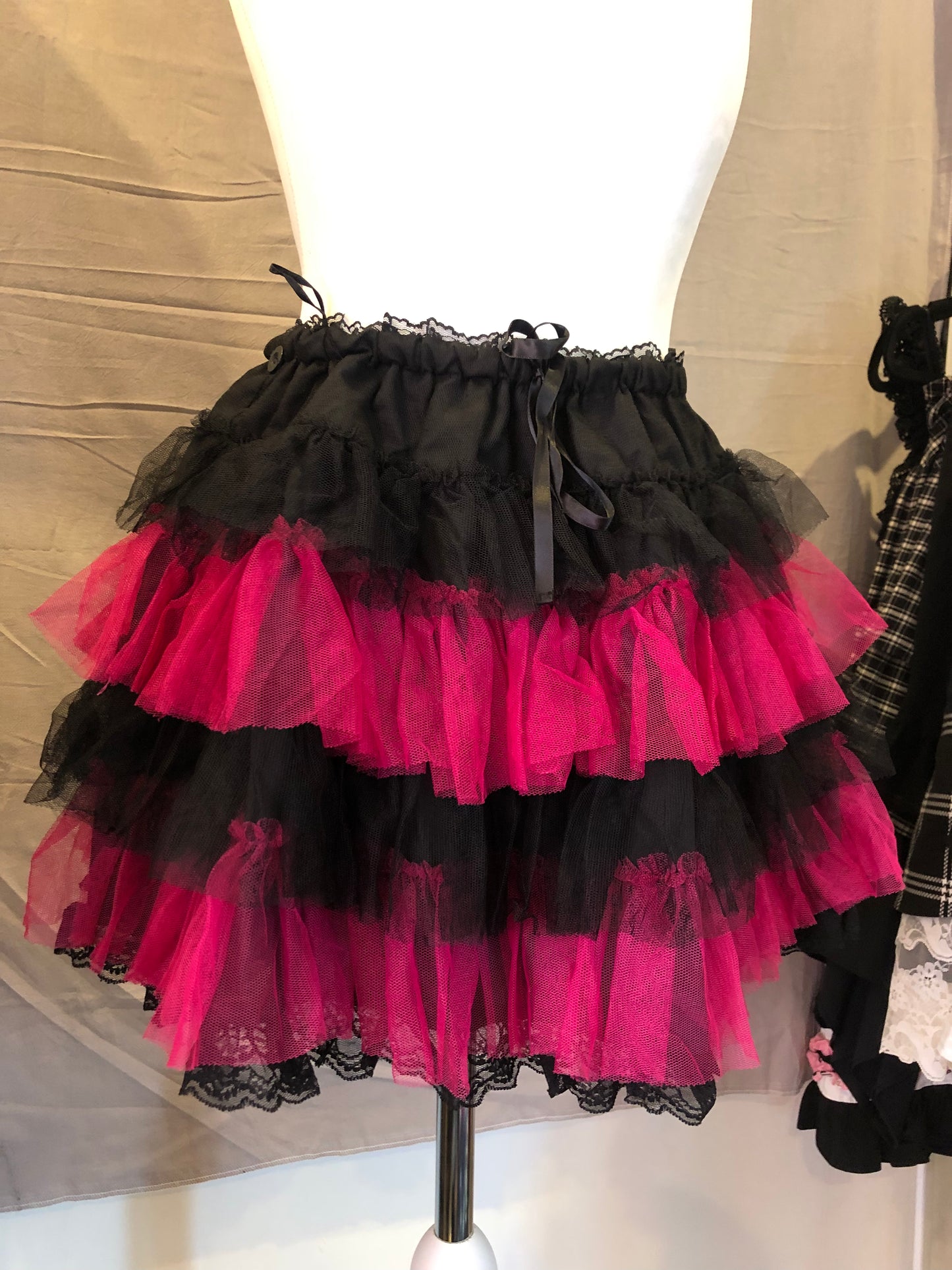 Algonquins Multi-Layers Mesh Black and Pink Skirt