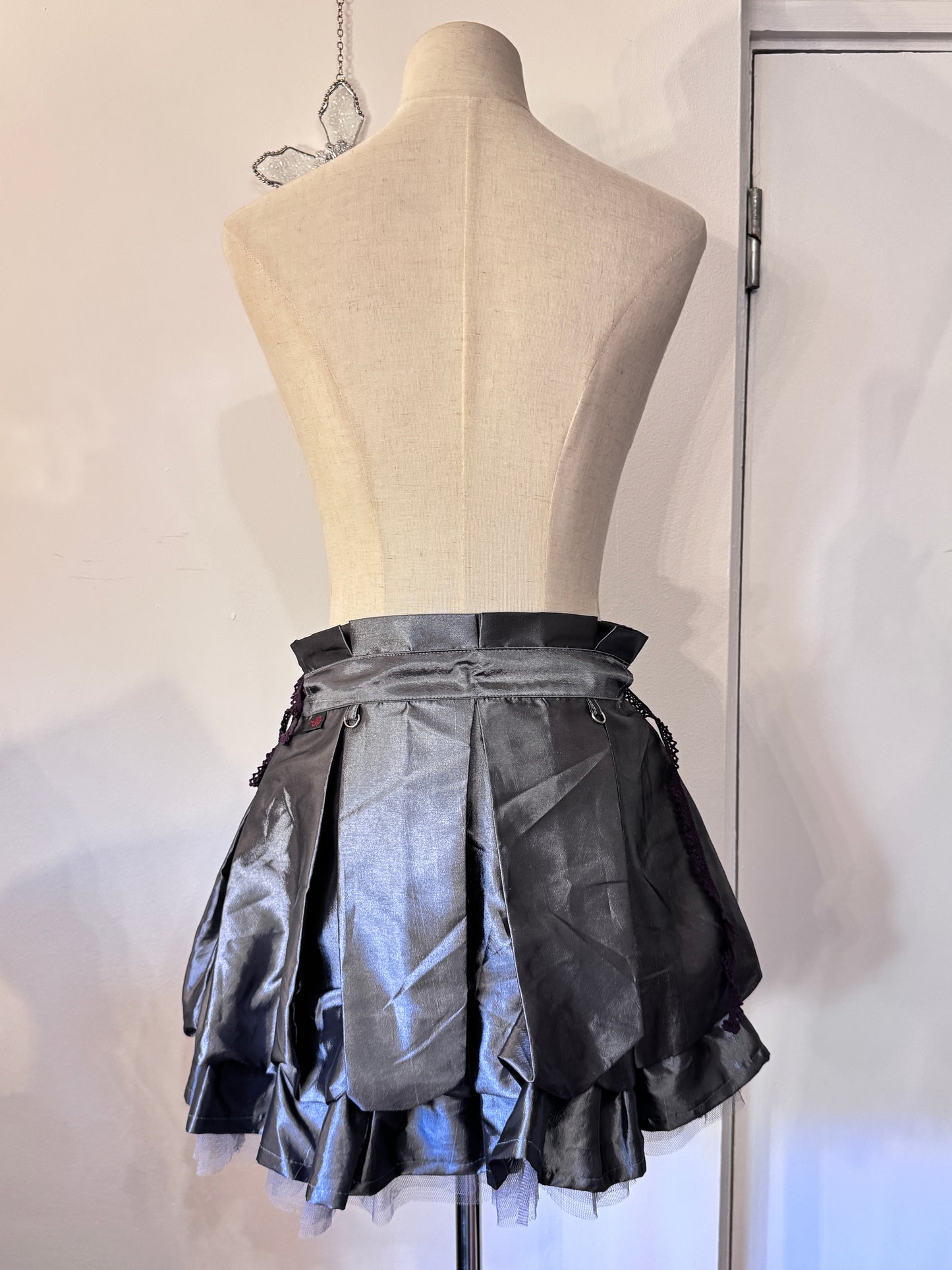 OZZ ON Ruffle Skirt with Chain