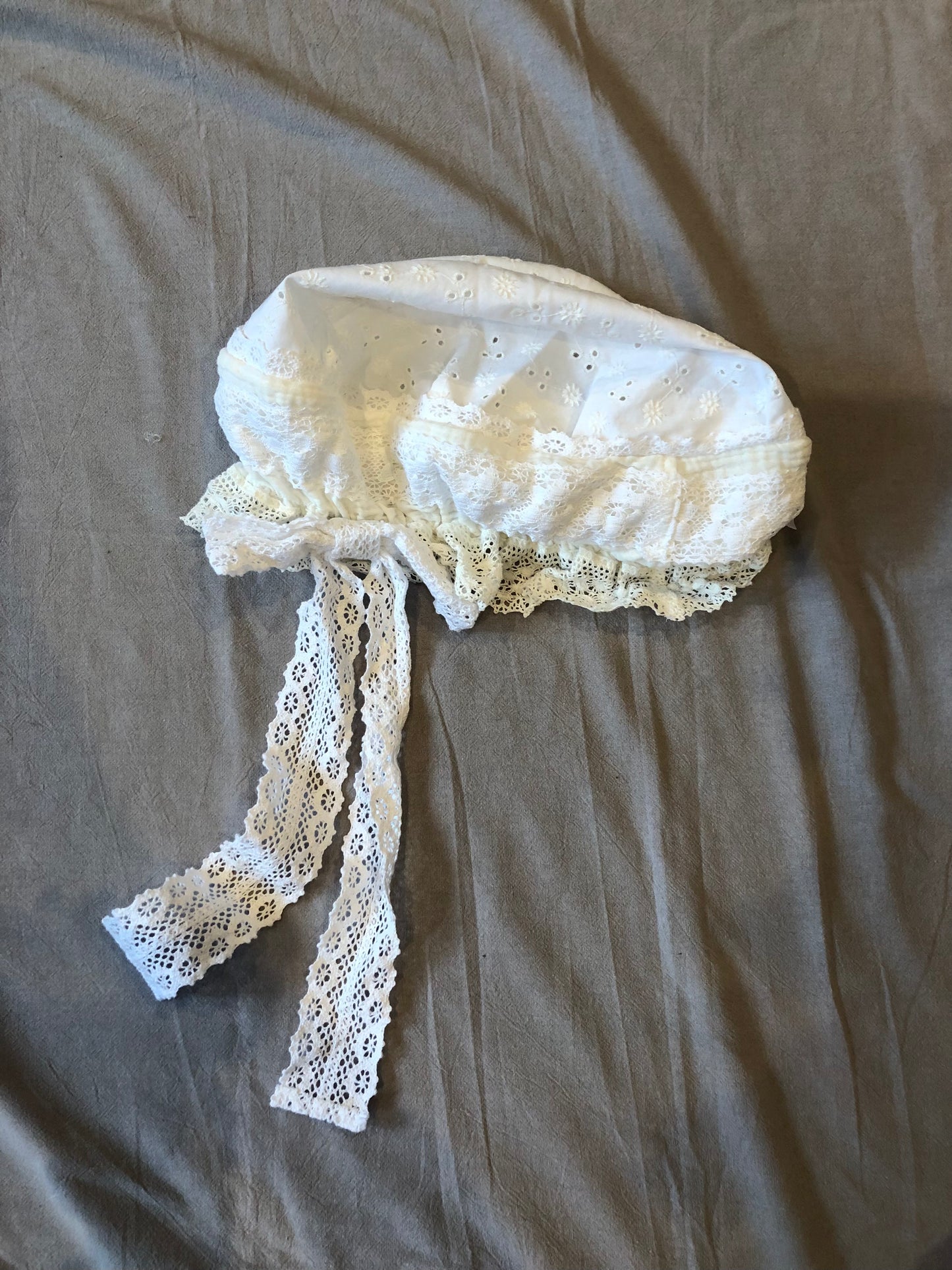 Uf. Lace Bonnet Hat with Detachable Bow