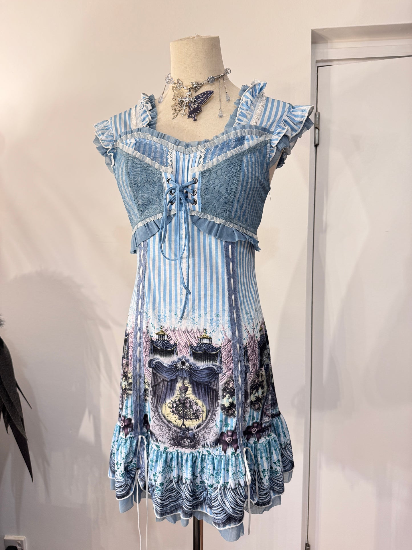 OZZ ON Stripe Graphic Print Lace-Up Dress