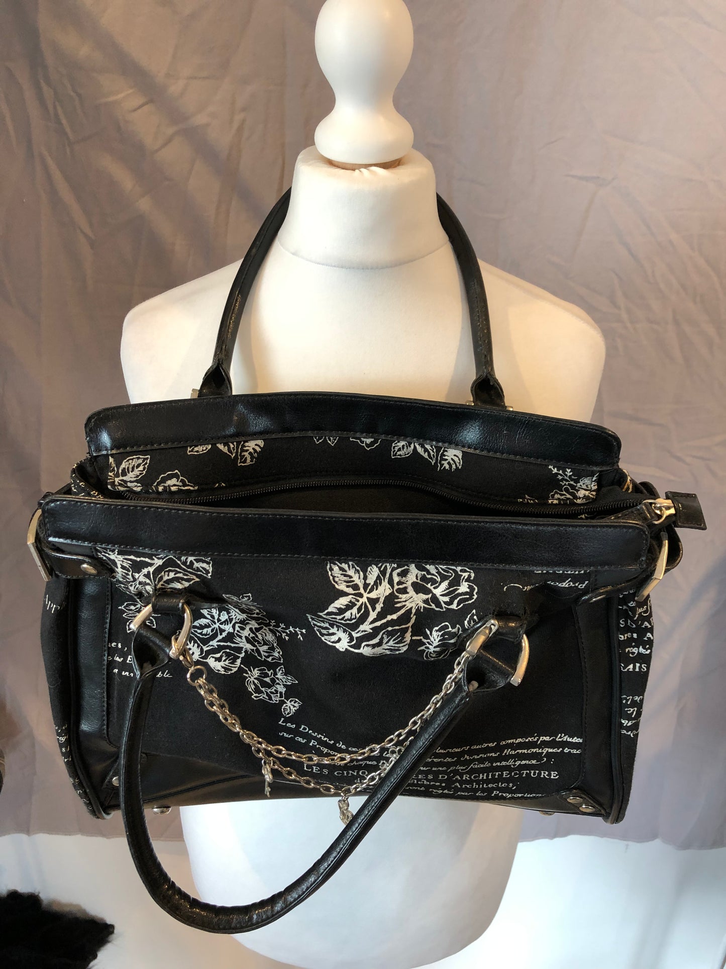 h.Naoto Letter Print Handbag
