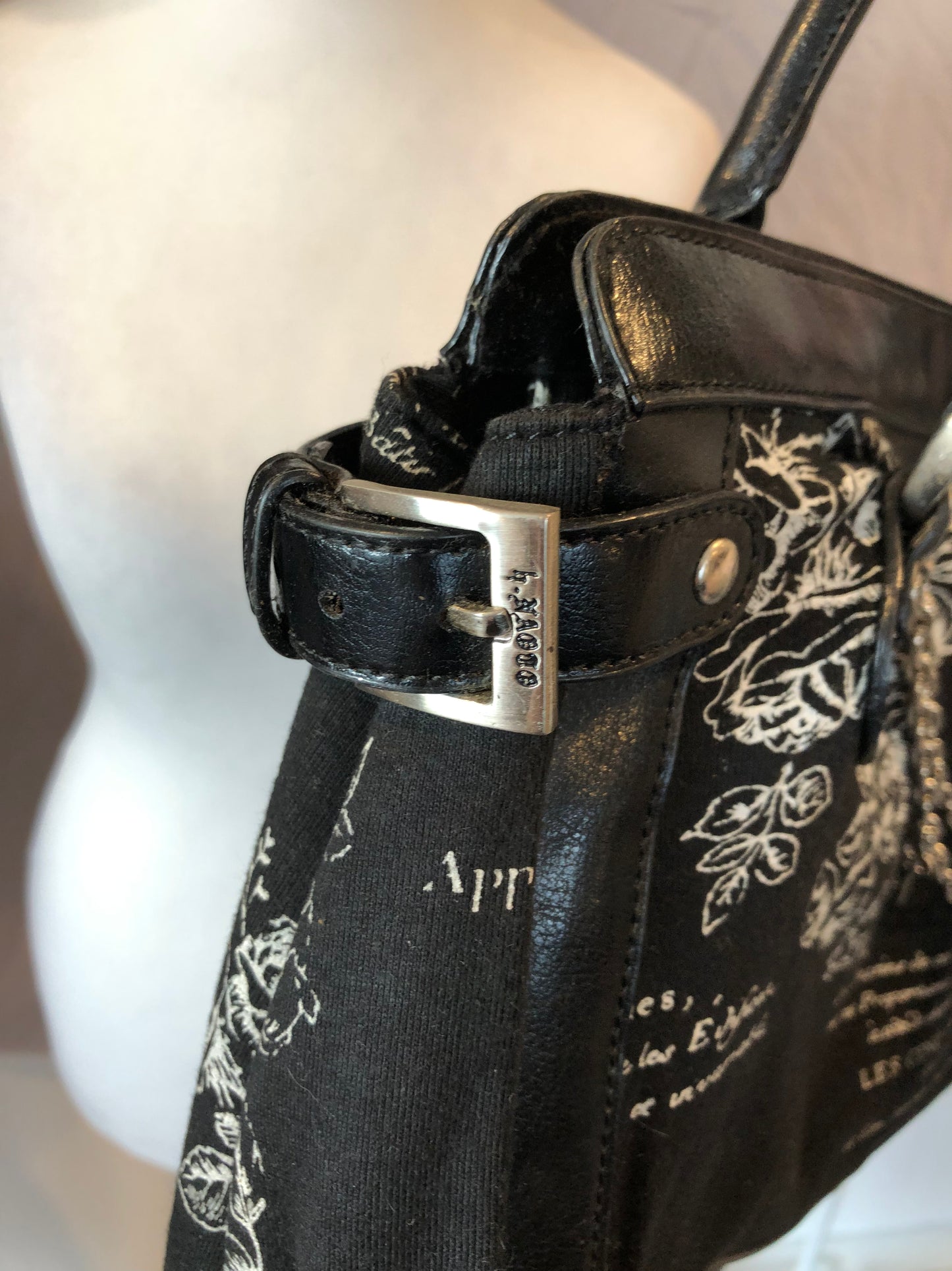h.Naoto Letter Print Handbag