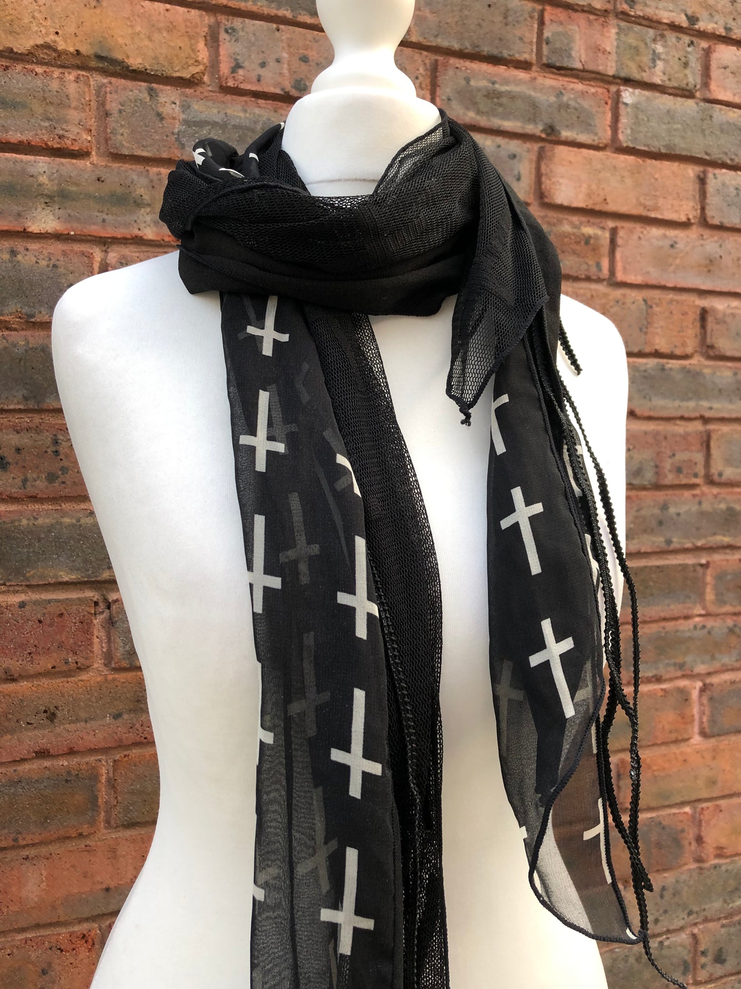 OZZ ON Cross Print Mesh Scarf