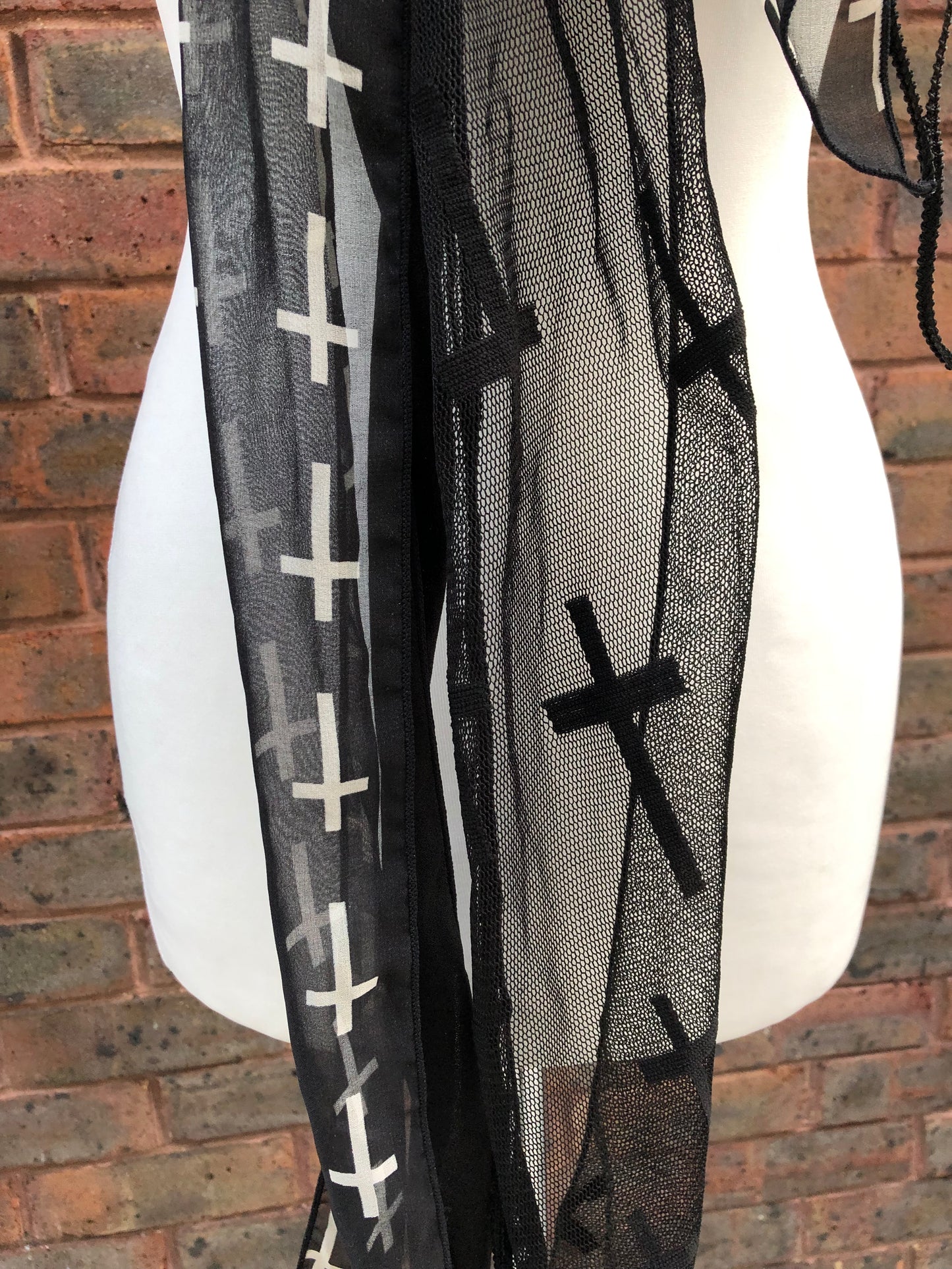 OZZ ON Cross Print Mesh Scarf