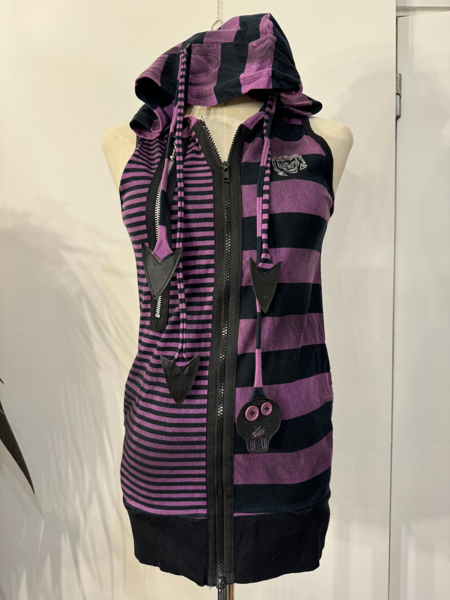 Algonquins Stripe Sleeveless Zip-Up Hoodie