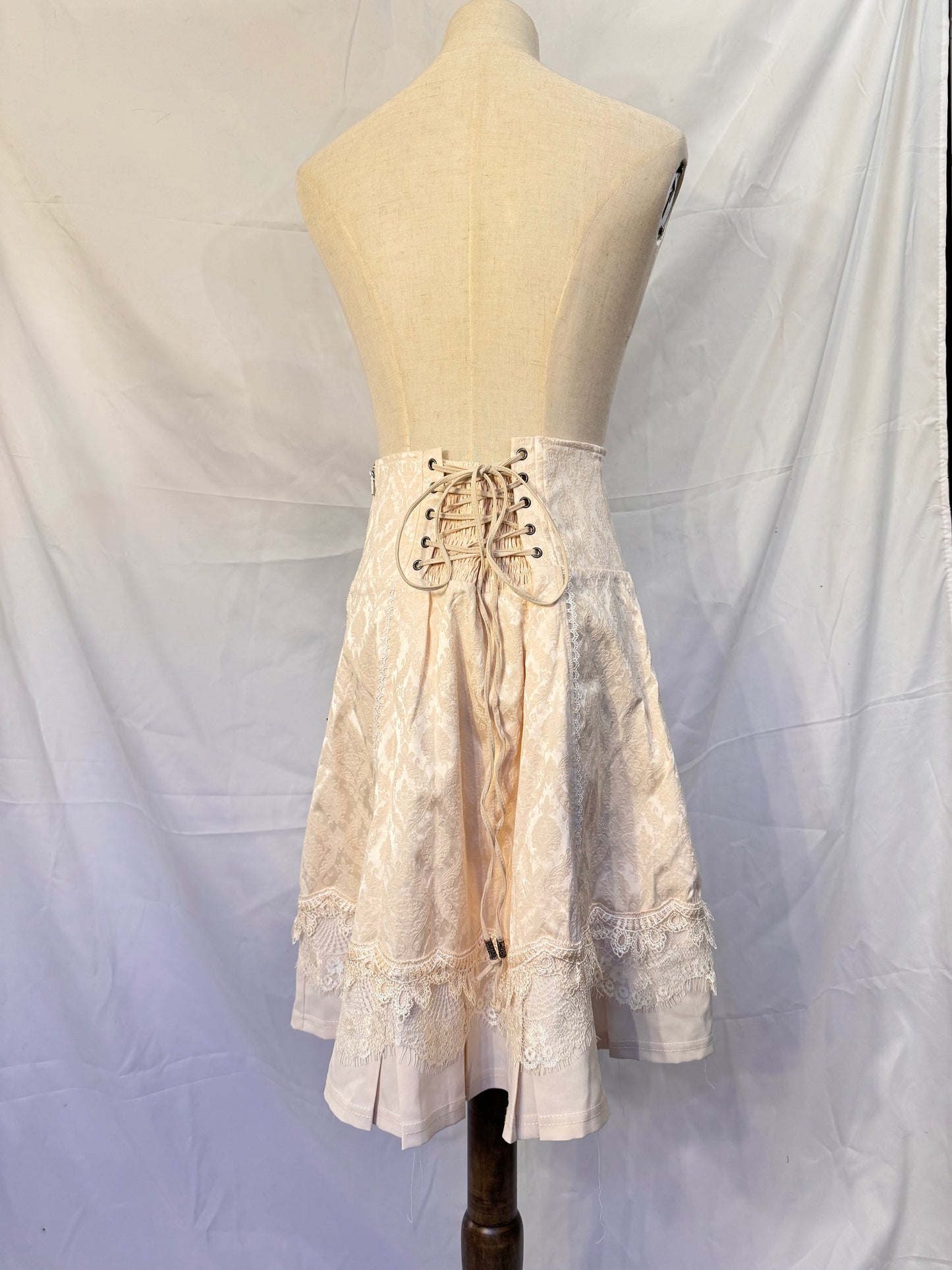 OZZ ON Lace Lace-Up Skirt