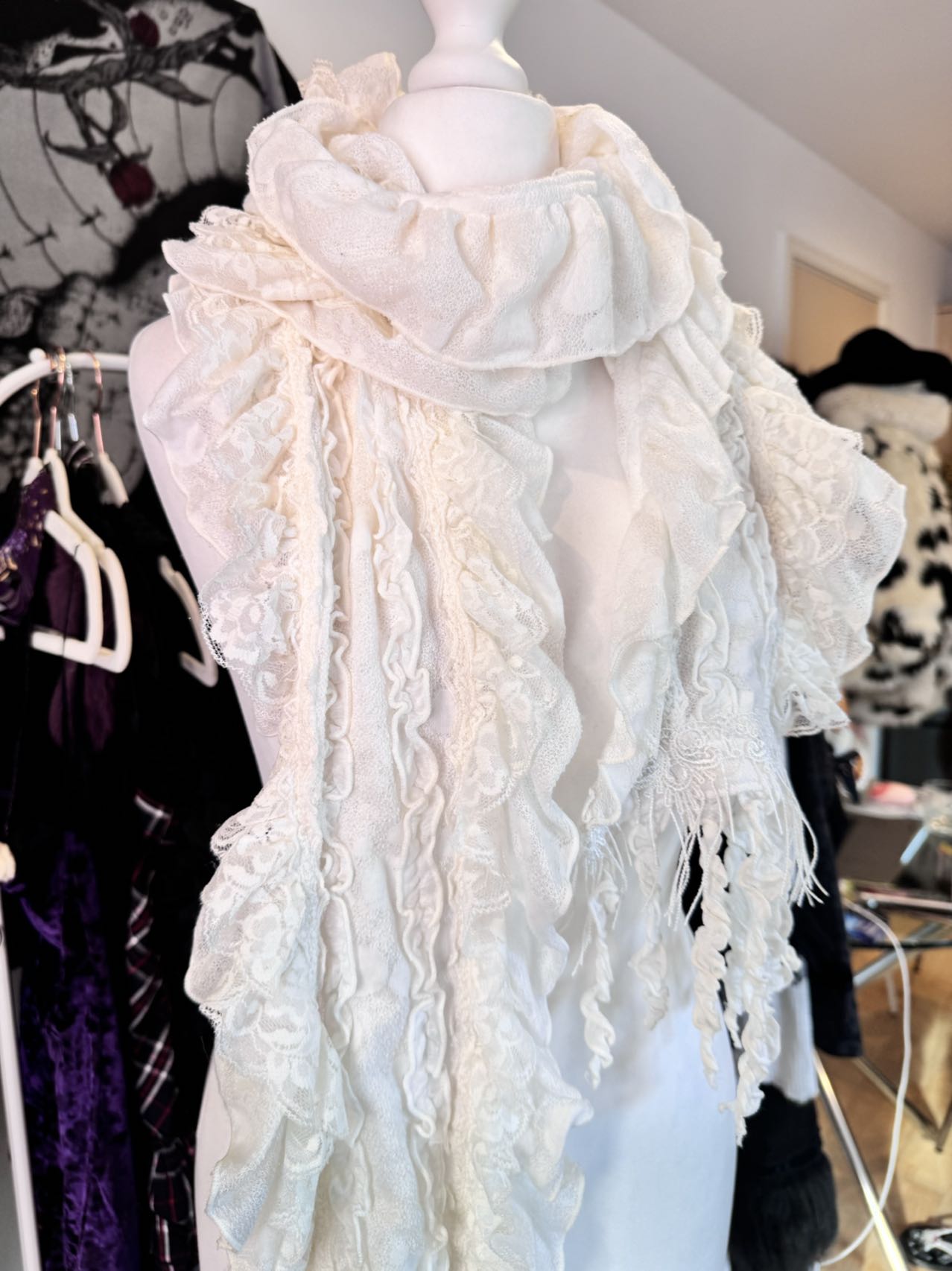 OZZ ON Rozen Kavalier Ruffle Scarf