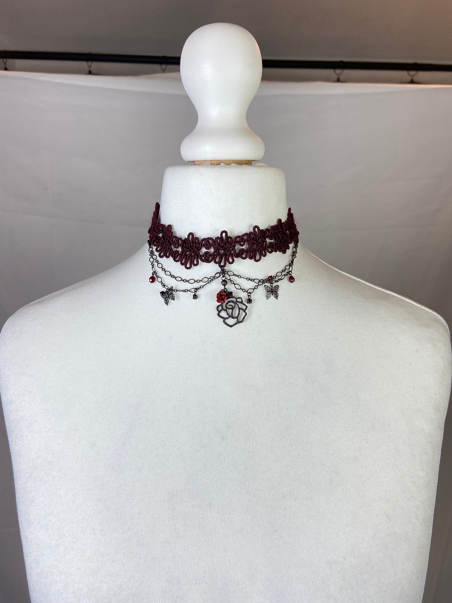 OZZ ON Red Rose Choker