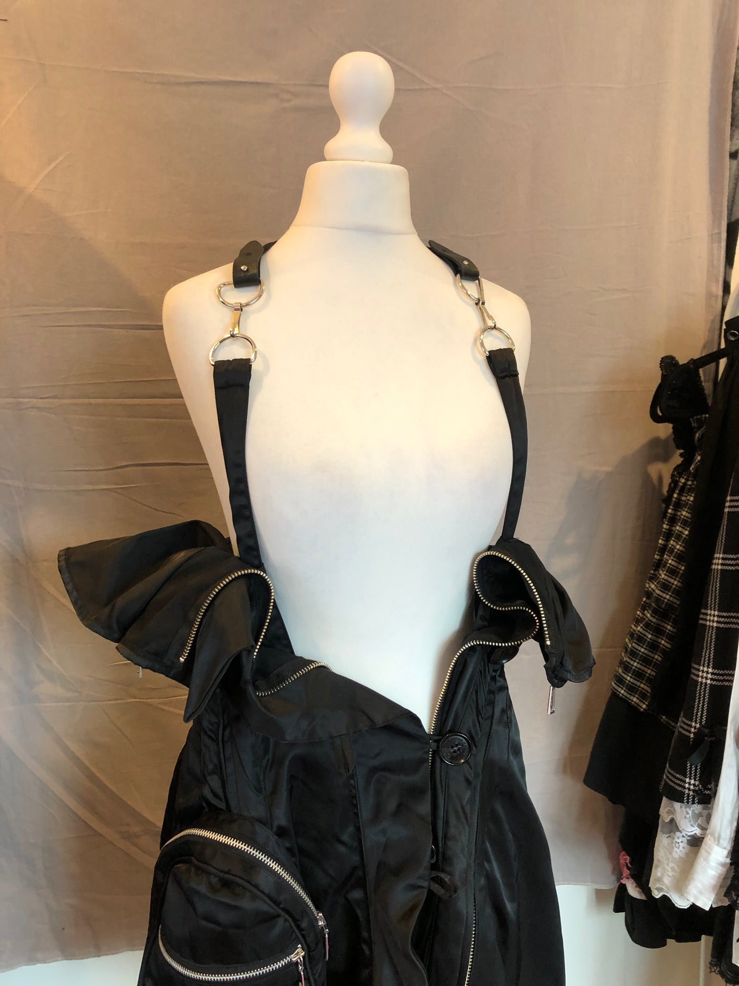 alice auaa Irregular Zip-Up Halter Top Dress with Feather Choker