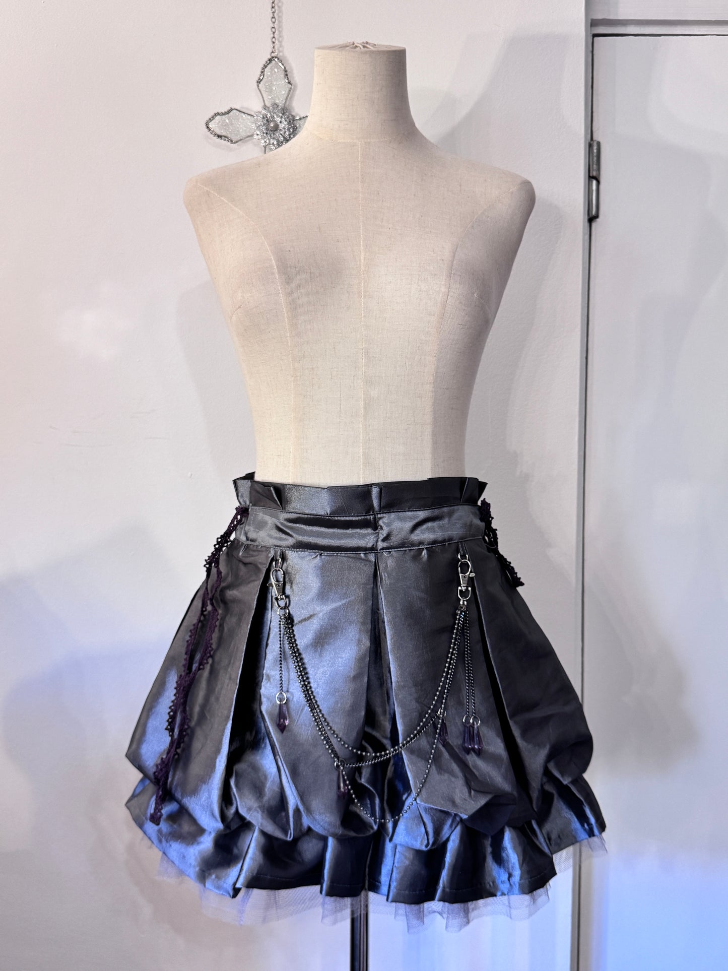 OZZ ON Ruffle Skirt with Chain