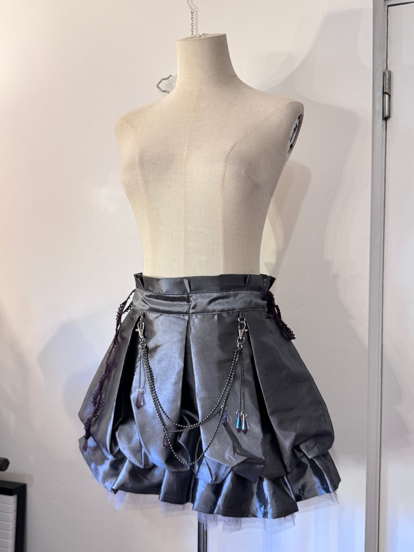 OZZ ON Ruffle Skirt with Chain