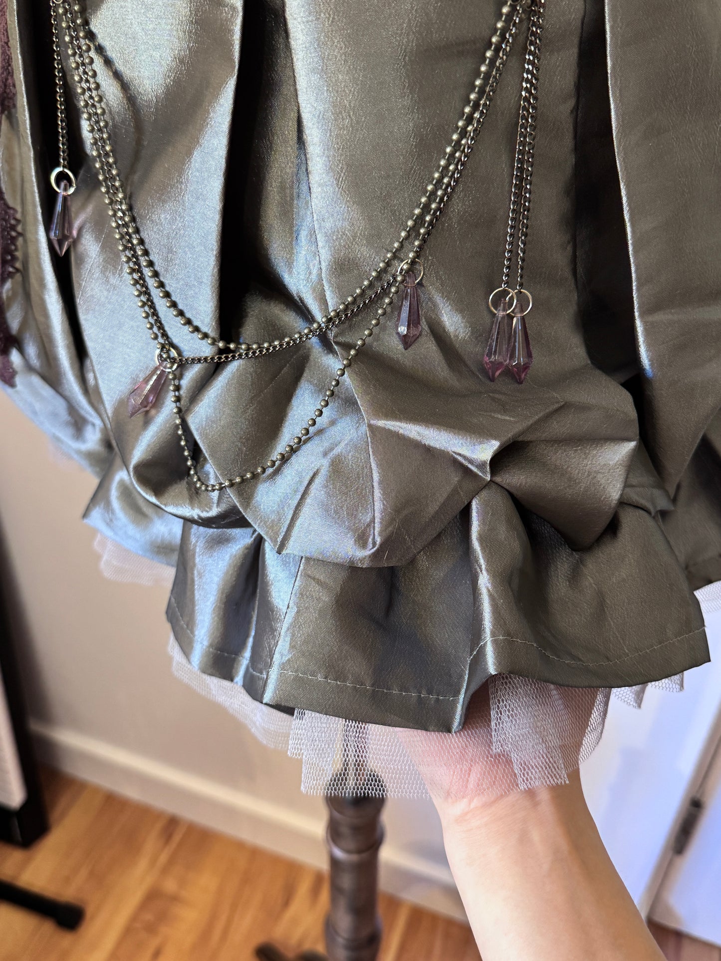 OZZ ON Ruffle Skirt with Chain