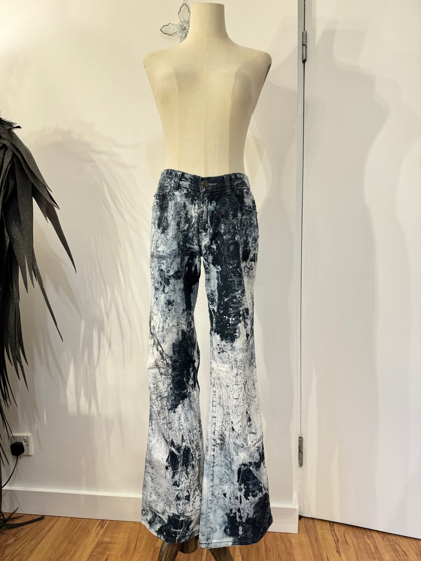 h.Anarchy Dye and Letter Print Jeans