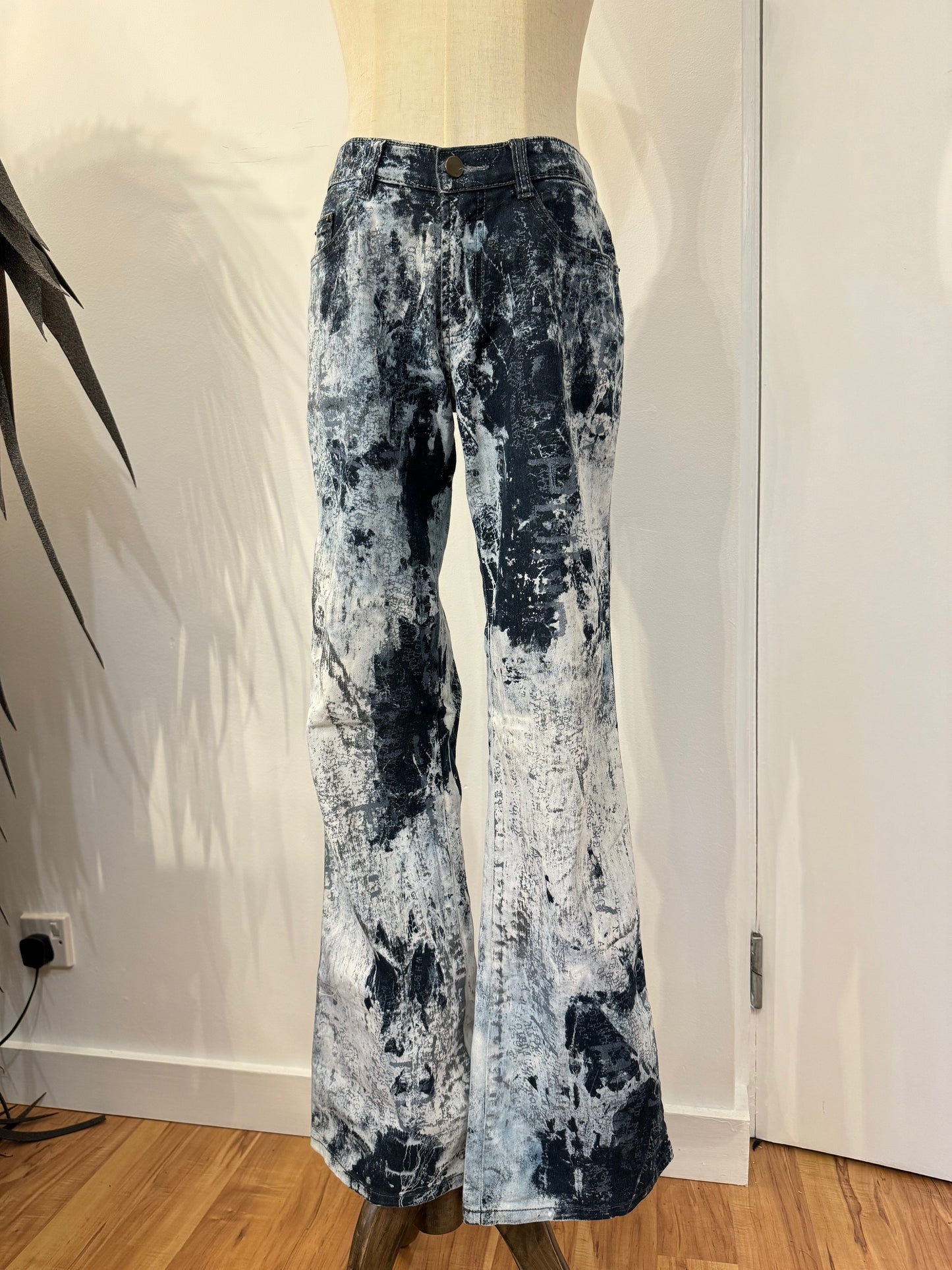 h.Anarchy Dye and Letter Print Jeans
