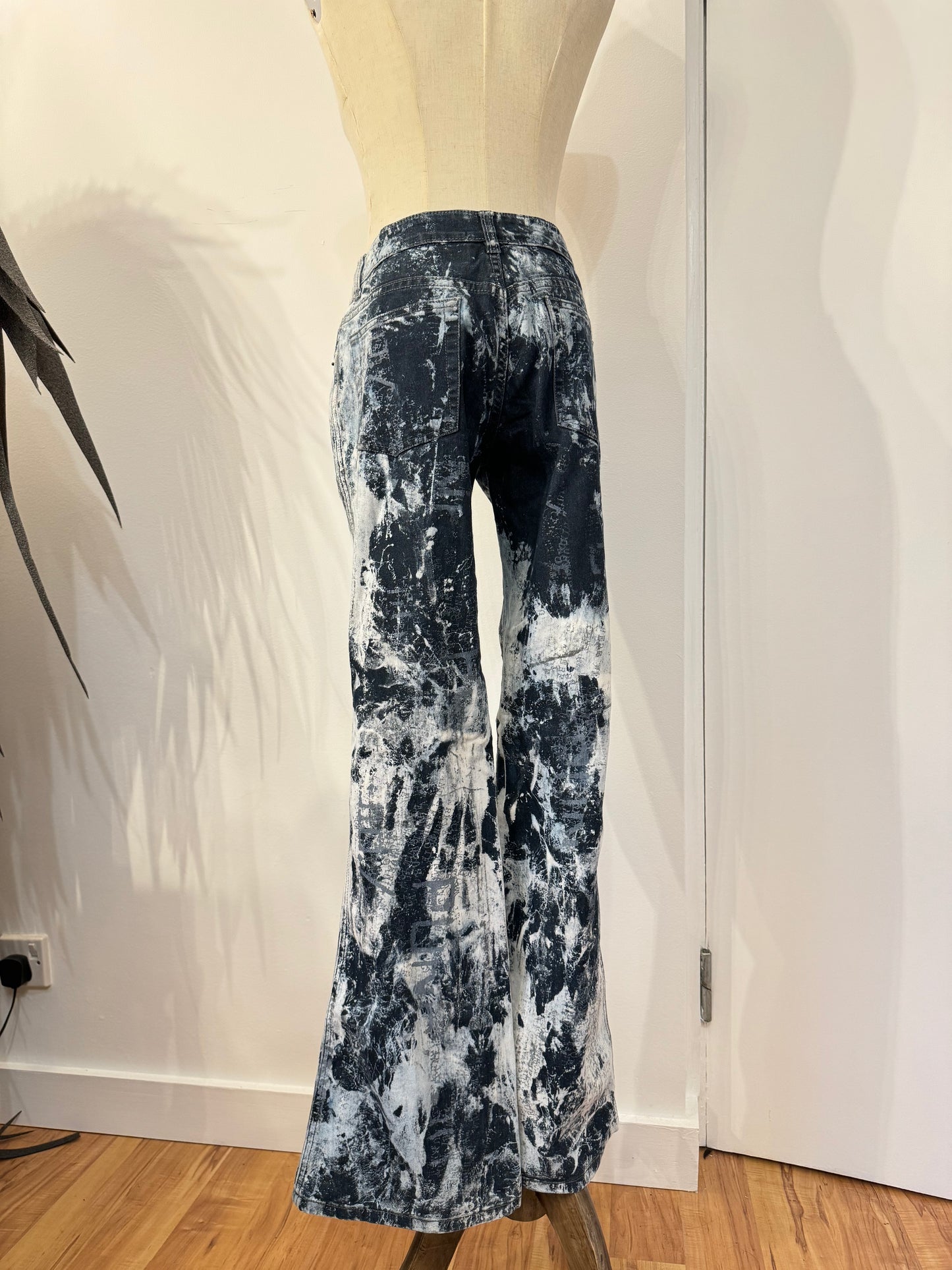 h.Anarchy Dye and Letter Print Jeans