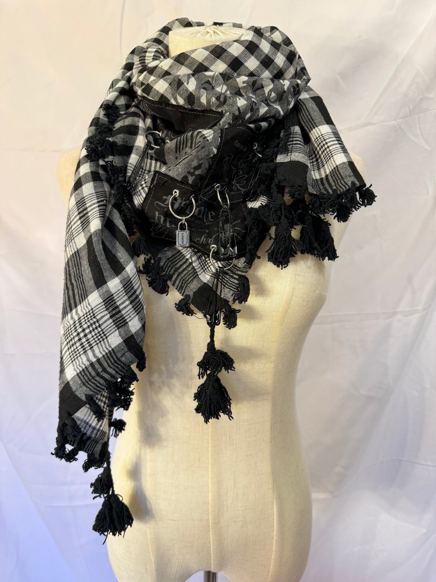 h.Naoto Plaid Tassle Scarf